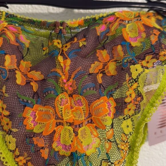 NWT- SAVAGE X FENTY -SWEETHEART LACE HIGH-LEG BIKINI-WILD BUNCH LACE -Size Small - Picture 5 of 8